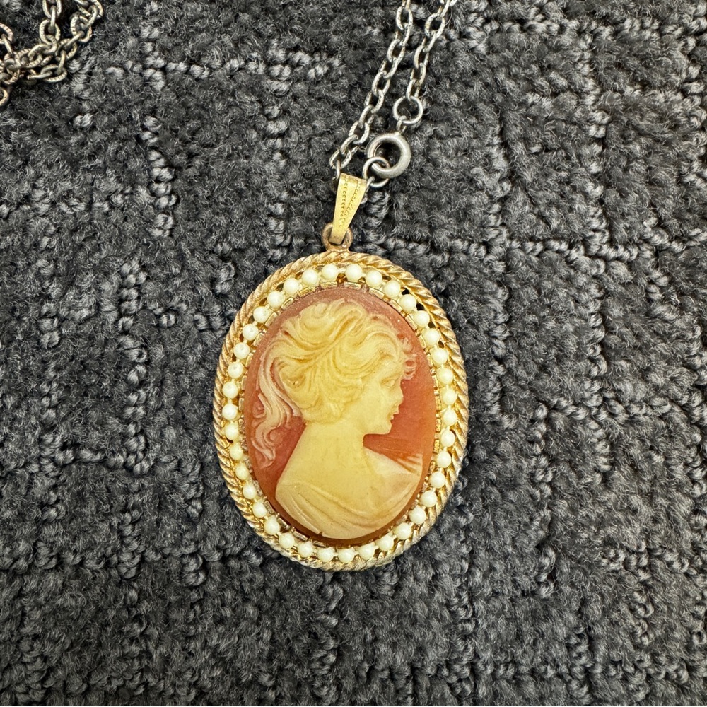 Vintage Cameo Pendant Necklace in Gold and Cream